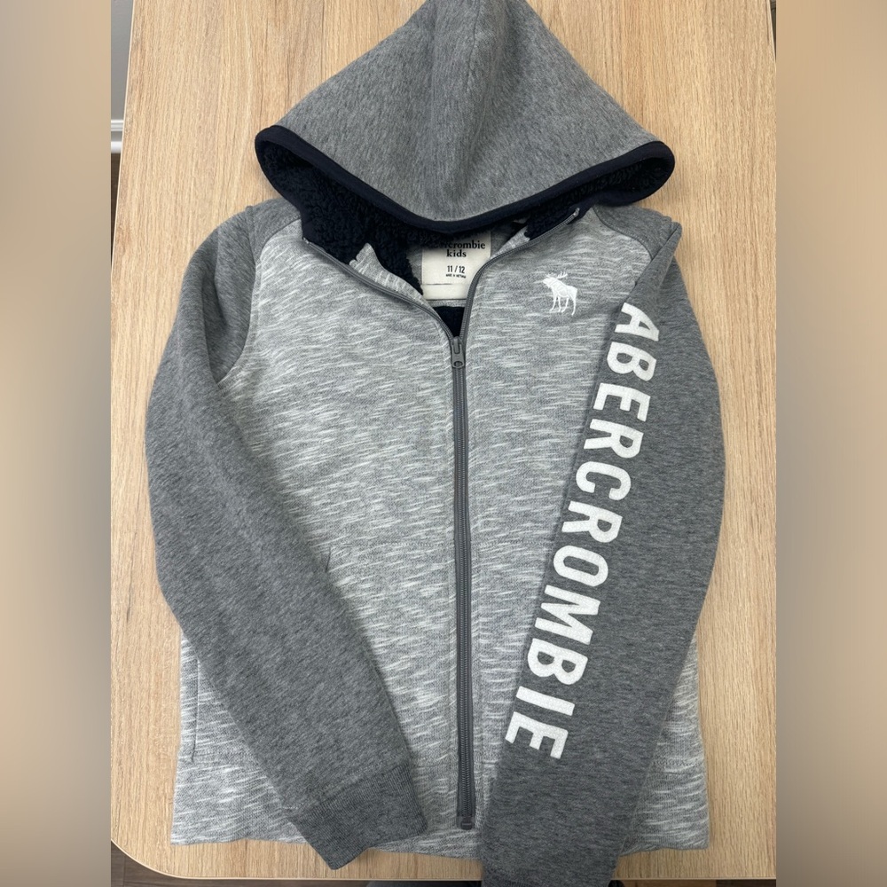 Abercrombie Kids faux fur-lined logo full-zip hoodie size 11/12